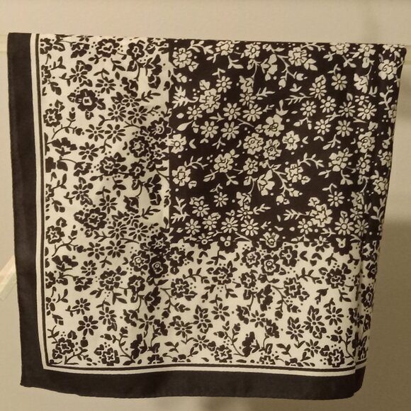 Black and white ladies scarf in great condition, Made in Italy - Picture 2 of 2